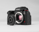A nova lente AF 28 mm F4.5 Chip L da Viltrox vem com uma tampa deslizante integrada.