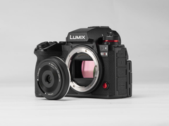 A nova lente AF 28 mm F4.5 Chip L da Viltrox vem com uma tampa deslizante integrada.