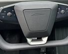 O design do volante é diferente (Fonte da imagem: Greggertruck/X)