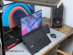 Gigabyte A16 Pro na mesa