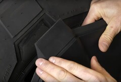 As capas de roda Cyber da Tesla parecem estar causando alguns problemas à picape "construída para qualquer planeta". (Fonte da imagem: T Sportline no YouTube)