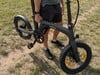 A bicicleta é bastante equilibrada e pode ser carregada com uma mão