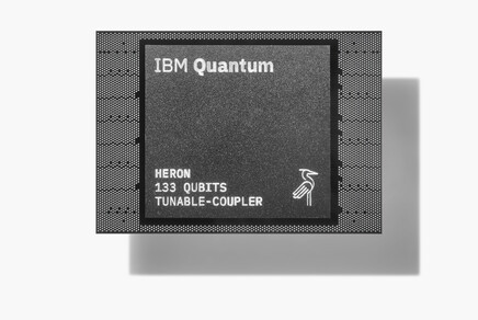 Vista superior do processador quântico IBM Heron com 133 qubits (Imagem: IBM)