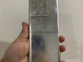 O OnePlus 10 Pro parecerá um Galaxy S21 Ultra na parte de trás. (Fonte da imagem: Fathom Bracelets &amp; @xleaks7) 