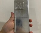 O OnePlus 10 Pro parecerá um Galaxy S21 Ultra na parte de trás. (Fonte da imagem: Fathom Bracelets &amp; @xleaks7) 
