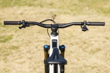 Típico das bicicletas de montanha: Em vez de um ecrã grande, um ecrã é integrado no tubo superior