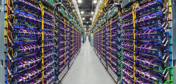 Imagem: Google | Cloud TPU v5p: Supercomputador e acelerador de IA em um data center do Google.