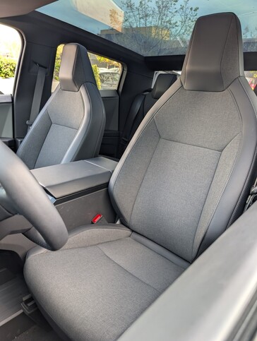 interior do Cybertruck AWD 2026.