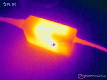 O adaptador CA pode atingir mais de 37 °C ao operar cargas exigentes