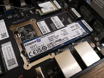 O sistema pode suportar até dois M.2 2280 SSDs. Tenha em mente que apenas um dos slots M.2 pode suportar NVMe enquanto o outro é apenas SATA III