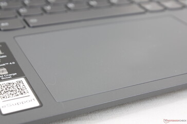 A superfície do clickpad cinza fosco é suscetível a graxa de brilho desagradável ao longo do tempo