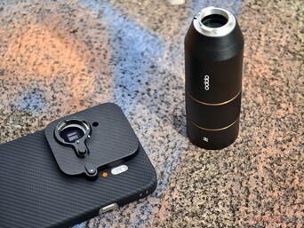 A montagem da lente que se conecta ao estojo cobre não apenas duas câmeras, mas também a chamada câmera "True Color".