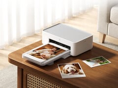 A nova Desktop Photo Printer 2 custa cerca de US$ 103 no Youpin. Na foto: uma imagem promocional mostrando a impressora em funcionamento.