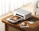A nova Desktop Photo Printer 2 custa cerca de US$ 103 no Youpin. Na foto: uma imagem promocional mostrando a impressora em funcionamento.