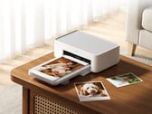 A nova Desktop Photo Printer 2 custa cerca de US$ 103 no Youpin. Na foto: uma imagem promocional mostrando a impressora em funcionamento.