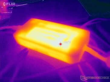 O adaptador CA atinge mais de 46 °C durante o jogo