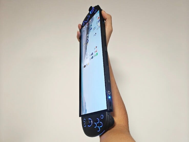 O computador de mão DIY ultralargo é mais longo do que o antebraço do usuário. (Fonte da imagem: PureDIY via BiliBili)