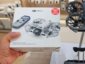 Suposta embalagem de varejo do DJI Neo 3 ao lado de um drone Neo 2.