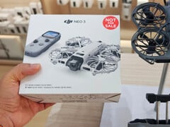 Suposta embalagem de varejo do DJI Neo 3 ao lado de um drone Neo 2.