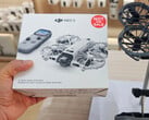 Suposta embalagem de varejo do DJI Neo 3 ao lado de um drone Neo 2.
