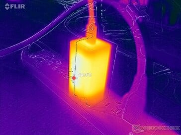 O adaptador de corrente alternada atinge mais de 44 °C ao operar com cargas exigentes