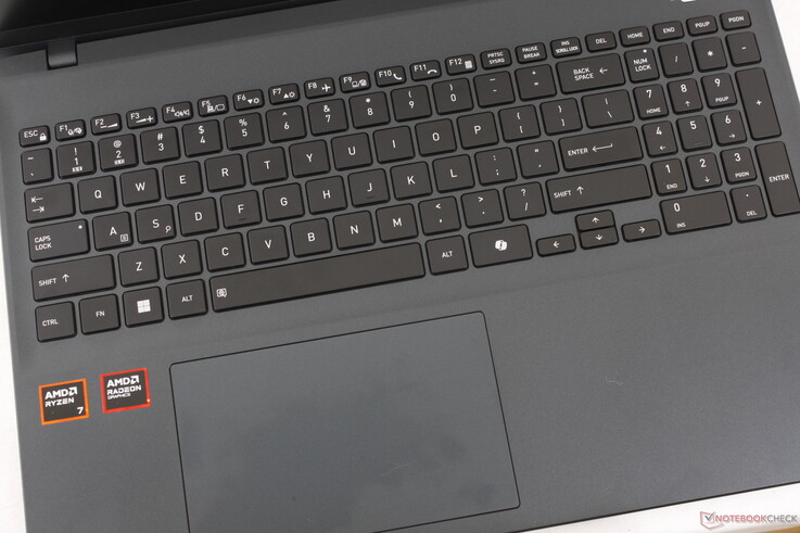 Embora o clickpad tenha um tamanho decente (~13,4 x 8,3 cm), seu feedback pode parecer esponjoso e insatisfatório