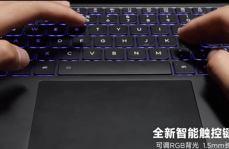 O estojo do teclado terá 1,5 mm de deslocamento das teclas e iluminação de fundo RGB ajustável. 