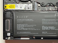 SSD M.2-2280, bateria e módulo de alto-falante