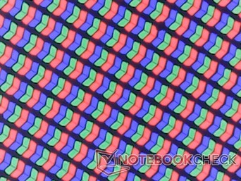 Os pixels RGB são muito nítidos, pois este é um dos poucos laptops para jogos de 18 polegadas que vem de fábrica com uma cobertura brilhante