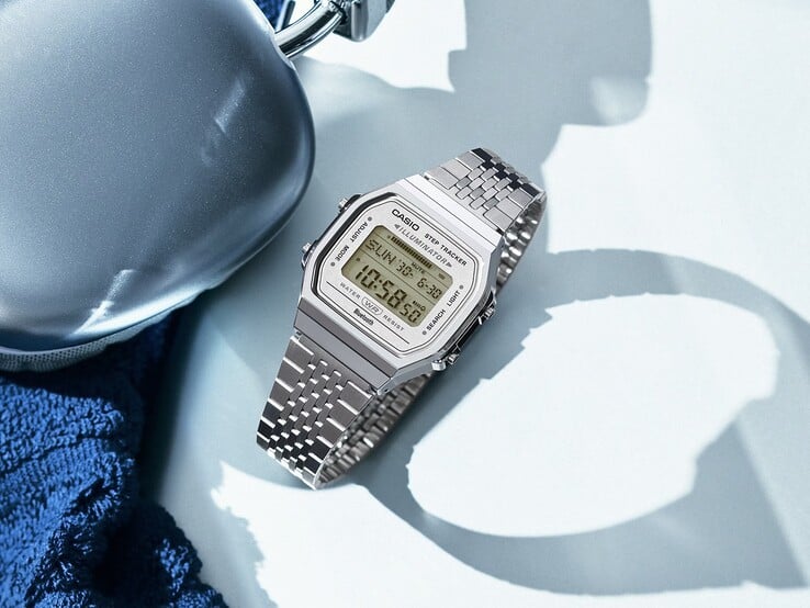 O Casio ABL-100WE-7A com pulseira de aço inoxidável
