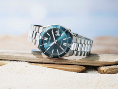 Na foto, o Citizen Tsuyosa NJ0231-56L de lado em um fundo branco.