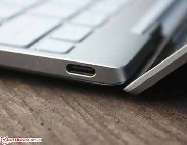 Certo: USB-C 4.0 com Thunderbolt 4 (40 Gb/s, Fornecimento de energia, modo DisplayPort ALT)