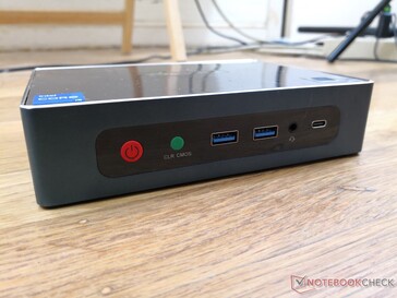 Frente: Botão Power, botão Clear CMOS, 2x USB-A 3.0, headset 3.5 mm, USB-C c/ Thunderbolt 4 + DisplayPort + Power Delivery