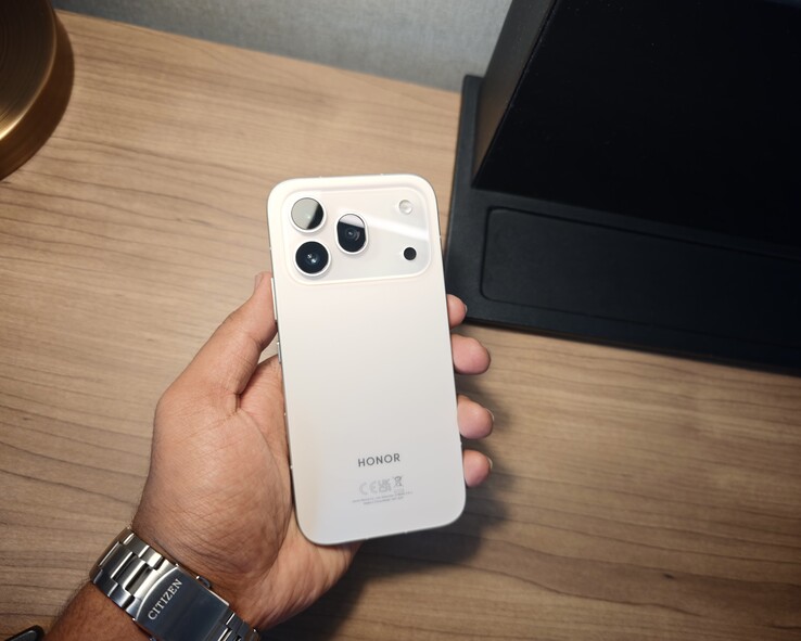 O Honor 600 Pro apresenta uma configuração de câmera traseira tripla 