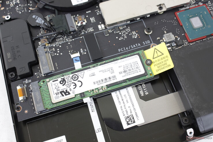 Dois slots M.2 2280 PCIe 3.0 x4 estão disponíveis para configuração RAID. Não há mais baías SATA III de 2,5 polegadas. A Razer continua a usar o Samsung PM981a de alta qualidade para quase todas as suas configurações