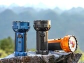 A lanterna Olight Marauder 3 de 25.000 lúmens está disponível nas cores azul-meia-noite, preto e laranja.