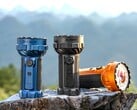A lanterna Olight Marauder 3 de 25.000 lúmens está disponível nas cores azul-meia-noite, preto e laranja.