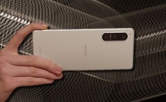 O Sony Xperia 5 IV é compacto pelos padrões modernos; vem com um display de 6,1 polegadas de tamanho. (Fonte da imagem: Sony/Unsplash - editado)