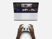 Jogos em um Laptop Studio de superfície e um controlador da série Xbox. (Fonte de imagem: Microsoft)