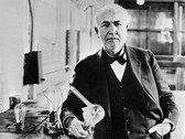 Thomas Edison com a lâmpada que inventou em 1883 (Fotógrafo desconhecido, domínio público, via Wikimedia Commons)
