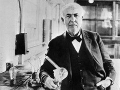 Thomas Edison com a lâmpada que inventou em 1883 (Fotógrafo desconhecido, domínio público, via Wikimedia Commons)