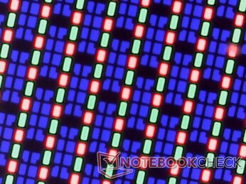 RGB OLED subpixel array. As imagens são nítidas, sem grandes problemas de granulosidade devido ao brilho da cobertura