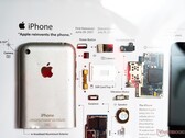 A XreArt desmonta produtos como o iPhone Apple de primeira geração, e embala os componentes em uma estrutura. (Imagem: Notebookcheck)