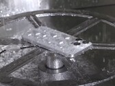O iPhone 15 Pro vem com resistência IP68 contra água e poeira. (Fonte da imagem: MKBHD no YouTube)