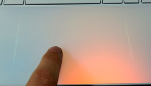 O touchpad tem boa aparência, mas não é realmente prático.