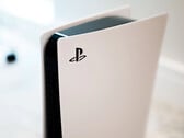 O PlayStation 5 Slim pode não ser muito menor do que o modelo atual, na foto. (Fonte da imagem: Charles Sims)
