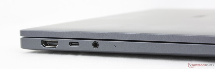 Esquerda: HDMI 2.1, USB-C Thunderbolt 4 com DisplayPort 2.1 + Power Delivery 3.1, fone de ouvido de 3,5 mm