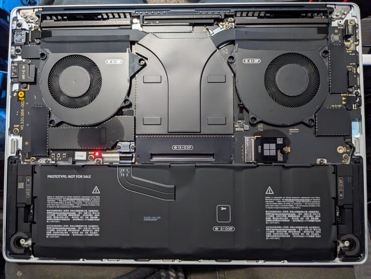 O Surface Laptop Ultra possui um painel inferior modular, mas as tampas de alumínio encaixáveis impedem o acesso à maioria dos componentes.