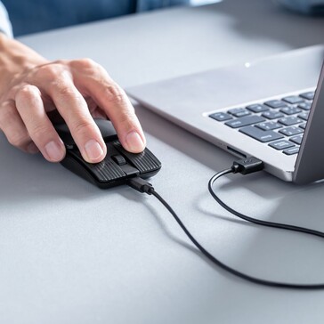 O mouse retrátil da Sanwa também pode ser usado como um mouse com fio para diminuir a latência. (Fonte da imagem: Sanwa Supply)