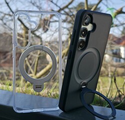 O Galaxy S25 com um estojo da Torras